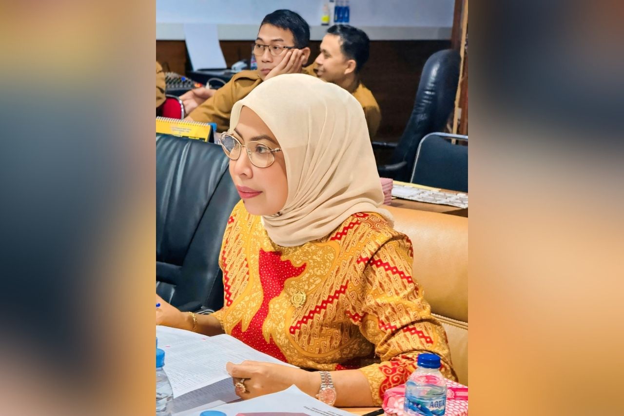 Ketua DPRD Morowali Utara Warda Dg Mamala_20250819_191448_0000 Ketua DPRD Morowali Utara (Morut), Warda Dg Mamala, SE, memimpin langsung rapat lanjutan pembahasan Badan Anggaran (Banggar) DPRD bersama pemerintah daerah pada Selasa (19/8/2025).