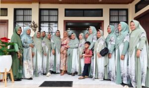 Ketua DPRD Morowali Utara Warda Dg Mamala bersama ibu-ibu pengajian Ketua DPRD Morowali Utara Warda Dg Mamala bersama ibu-ibu pengajian saat doa bersama pengfungsian Masjid Sitti Rahmah