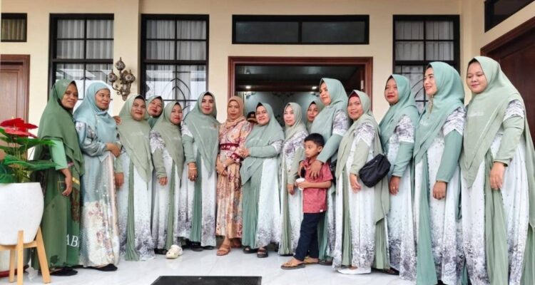 Ketua DPRD Morowali Utara Warda Dg Mamala bersama ibu-ibu pengajian saat doa bersama pengfungsian Masjid Sitti Rahmah