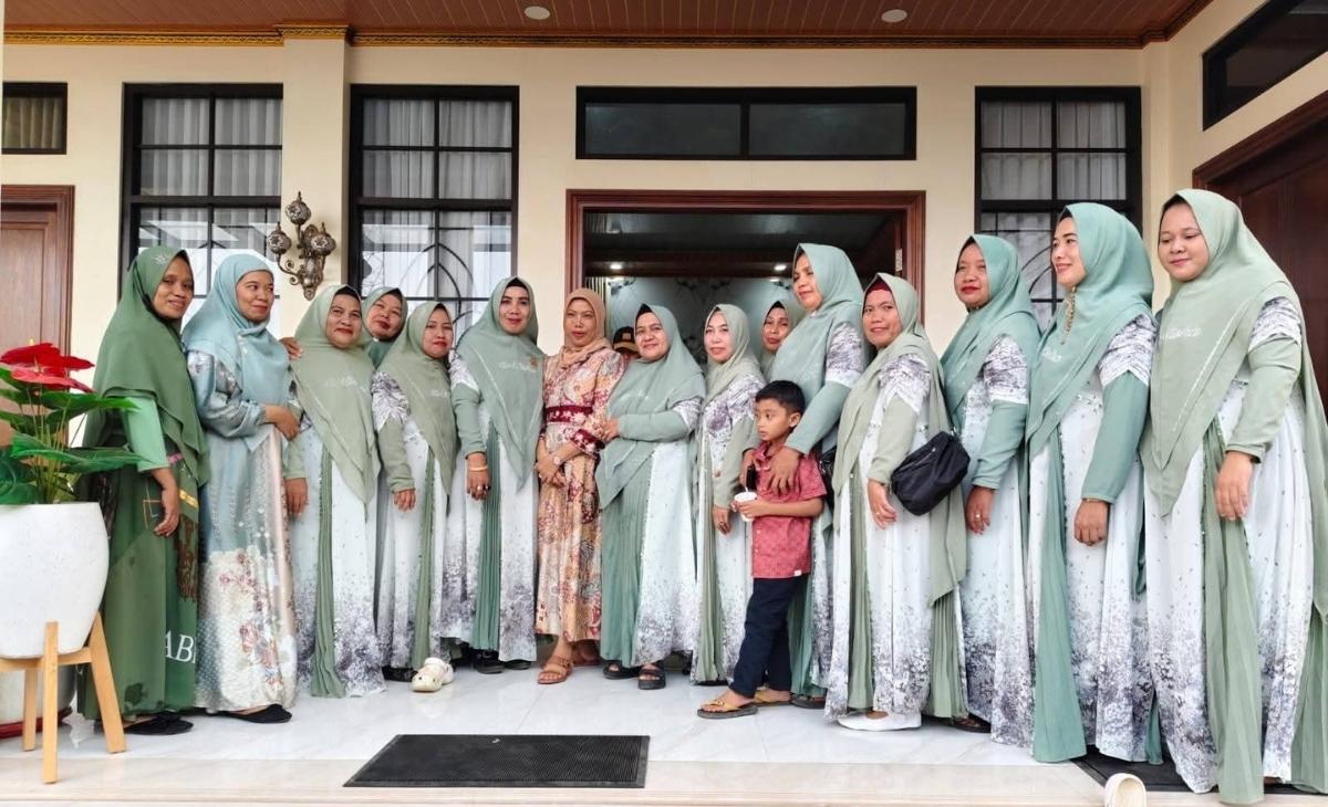 Ketua DPRD Morowali Utara Warda Dg Mamala bersama ibu-ibu pengajian Ketua DPRD Morowali Utara Warda Dg Mamala bersama ibu-ibu pengajian saat doa bersama pengfungsian Masjid Sitti Rahmah