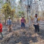 Kapolres Morowali Utara bersama warga meninjau lahan kebun karet yang terbakar di Desa Mora.
