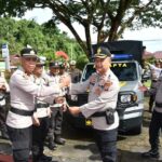 Wakapolres Morowali Utara menyerahkan kunci mobil patroli Pamapta dalam apel peluncuran di halaman Mapolres Morowali Utara.