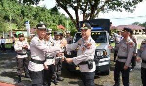 Wakapolres Morowali Utara Resmikan Pamapta dan Serahkan Mobil Patroli Baru Wakapolres Morowali Utara menyerahkan kunci mobil patroli Pamapta dalam apel peluncuran di halaman Mapolres Morowali Utara.