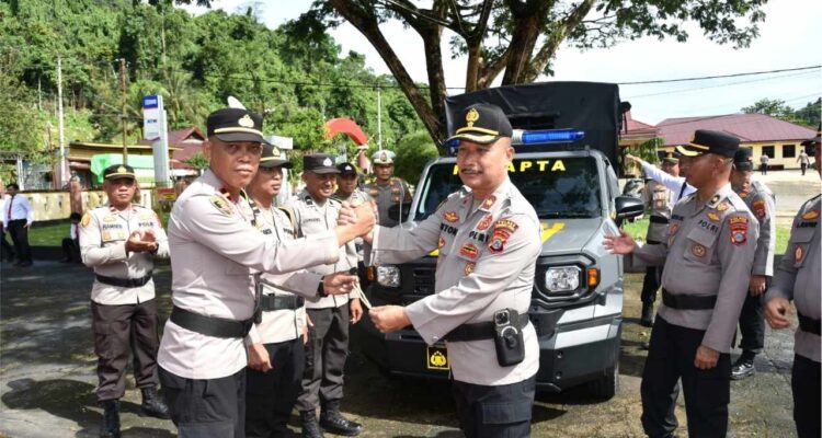 Wakapolres Morowali Utara menyerahkan kunci mobil patroli Pamapta dalam apel peluncuran di halaman Mapolres Morowali Utara.