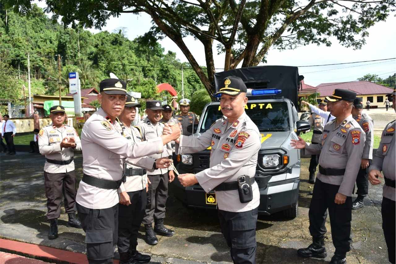 Wakapolres Morowali Utara Resmikan Pamapta dan Serahkan Mobil Patroli Baru Wakapolres Morowali Utara menyerahkan kunci mobil patroli Pamapta dalam apel peluncuran di halaman Mapolres Morowali Utara.