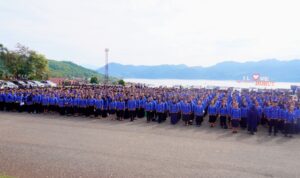 Bupati Morowali Utara Serahkan SK PPPK Tahap I Tahun 2024 Ribuan ASN menerima SK dalam acara penyerahan SK PPPK Morowali Utara tahap I tahun 2024 di halaman Kantor Bupati Morowali Utara.