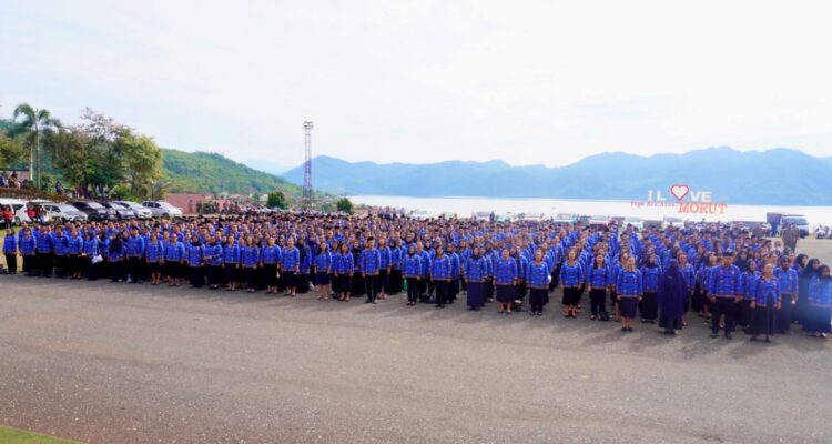 Ribuan ASN menerima SK dalam acara penyerahan SK PPPK Morowali Utara tahap I tahun 2024 di halaman Kantor Bupati Morowali Utara.