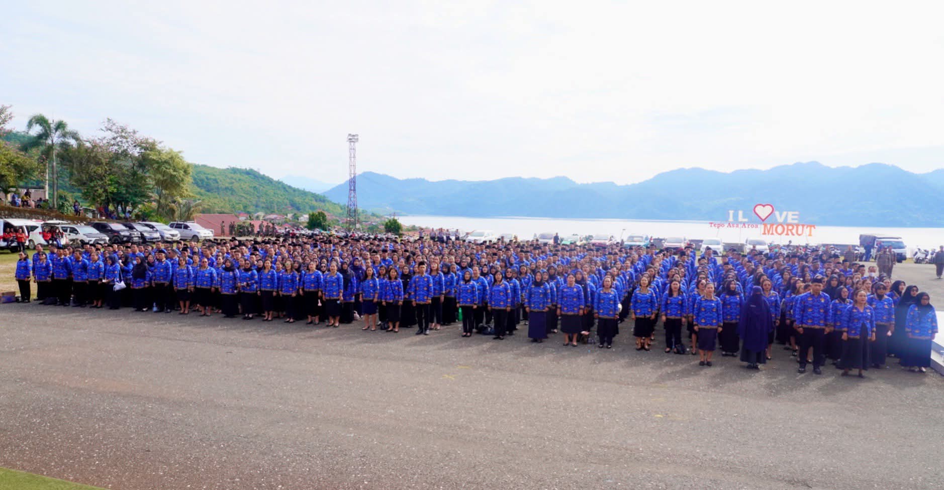 Bupati Morowali Utara Serahkan SK PPPK Tahap I Tahun 2024 Ribuan ASN menerima SK dalam acara penyerahan SK PPPK Morowali Utara tahap I tahun 2024 di halaman Kantor Bupati Morowali Utara.