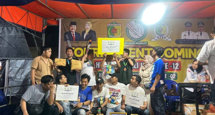 Para juara Turnamen Domino PORDI Morowali Utara 2025 berfoto bersama usai menerima hadiah tunai, pemain asal Kota Palu kuasai semua gelar juara.