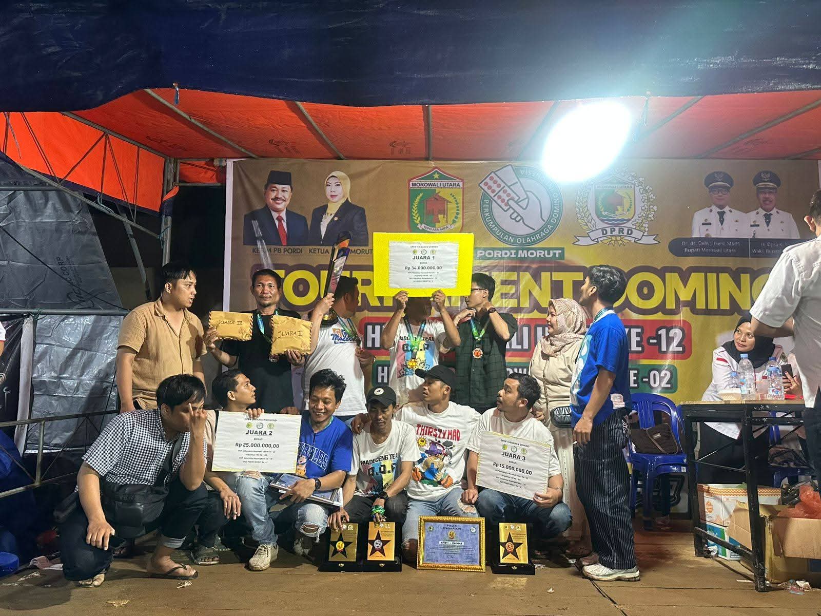 Pemain Palu Dominasi Turnamen Domino PORDI Morowali Utara 2025 Para juara Turnamen Domino PORDI Morowali Utara 2025 berfoto bersama usai menerima hadiah tunai, pemain asal Kota Palu kuasai semua gelar juara.