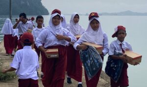 Siswa SD di Morowali Utara Terima Sepatu dan Tas Sekolah dari PT GNI Siswa SD di Morowali Utara menerima bantuan saat PT GNI bagikan sepatu dan tas sekolah gratis melalui program CSR pendidika