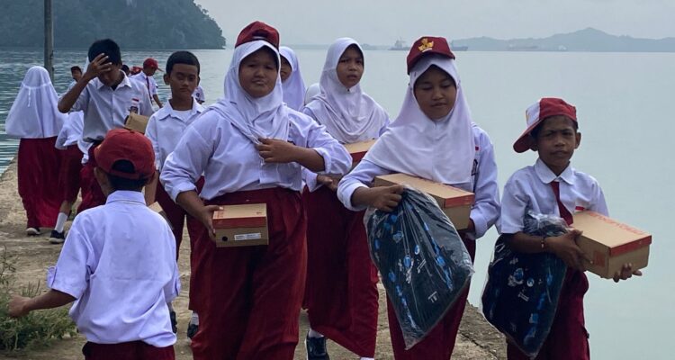 Siswa SD di Morowali Utara menerima bantuan saat PT GNI bagikan sepatu dan tas sekolah gratis melalui program CSR pendidika