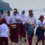 Siswa SD di Morowali Utara menerima bantuan saat PT GNI bagikan sepatu dan tas sekolah gratis melalui program CSR pendidika