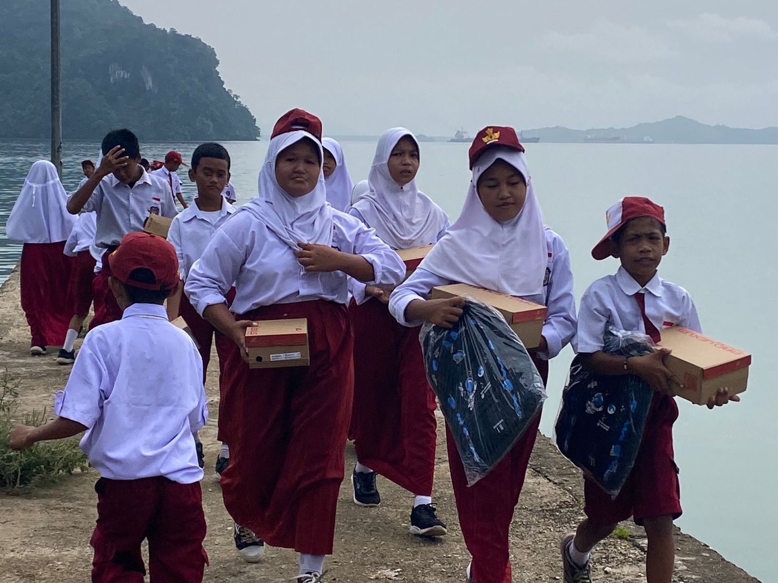 Siswa SD di Morowali Utara Terima Sepatu dan Tas Sekolah dari PT GNI Siswa SD di Morowali Utara menerima bantuan saat PT GNI bagikan sepatu dan tas sekolah gratis melalui program CSR pendidika