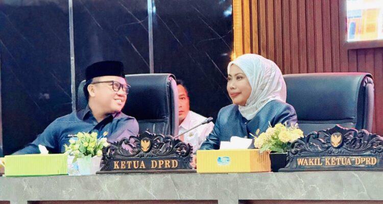 Ketua DPRD Warda Dg Mamala dan Bupati Morowali Utara Delis Julkarson Hehi memimpin Rapat Paripurna DPRD Morowali Utara membahas KUA-PPAS 2026.