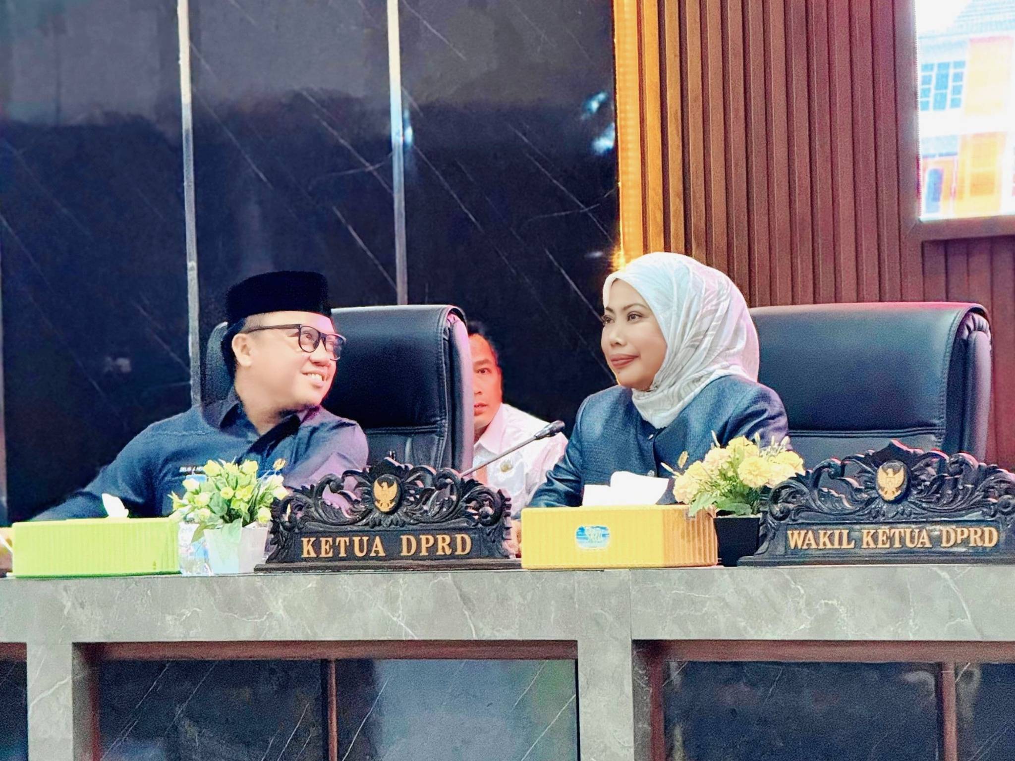 Ketua dan Bupati Morowali Utara Pimpin Rapat Paripurna KUA-PPAS 2026 Ketua DPRD Warda Dg Mamala dan Bupati Morowali Utara Delis Julkarson Hehi memimpin Rapat Paripurna DPRD Morowali Utara membahas KUA-PPAS 2026.